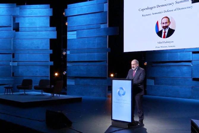 Никол Пашинян по време на реч на Срещата на върха за демокрацията в Копенхаген (Copenhagen Democracy Summit).