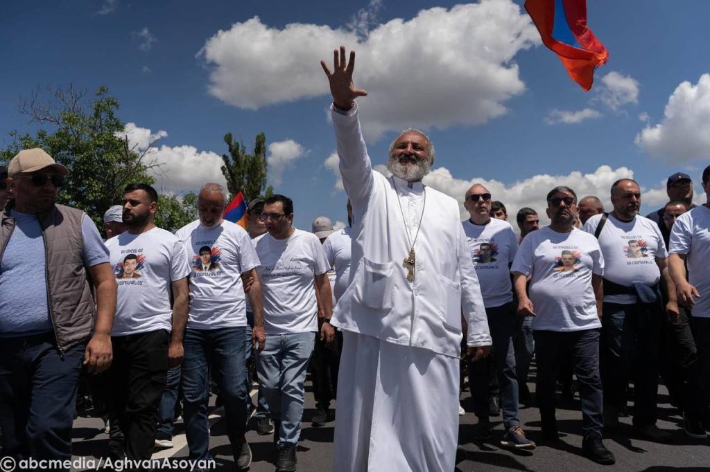 Лидерът на опозиционното движение „Тавуш в името на родината“, архиепископ Баграт Галстанян