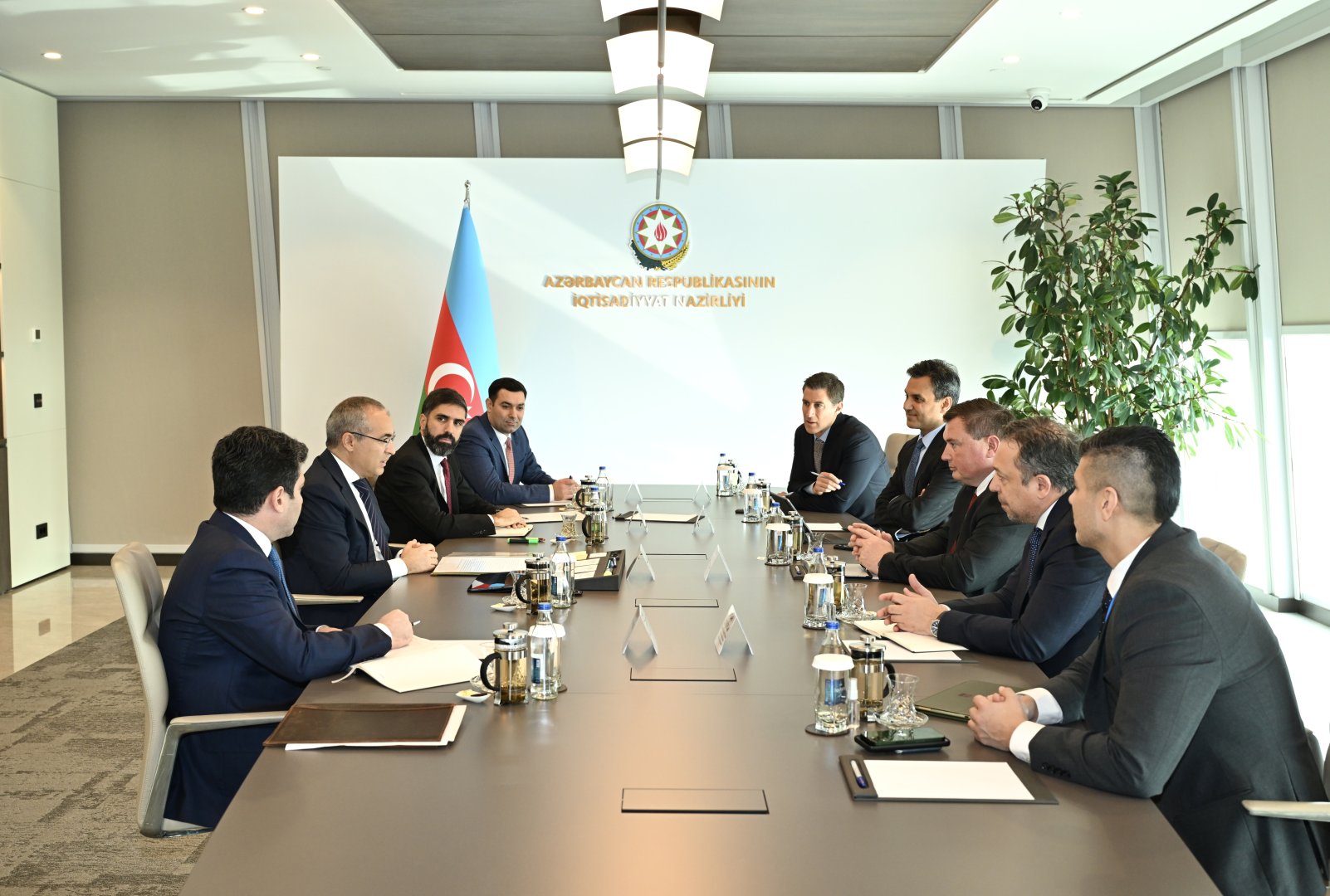 Minister of Economy Mikayil Jabbarov and SOCAR President Rovshan Najaf met with Ken West CEO of Honeywell Energy and Sustainability Solutions_1