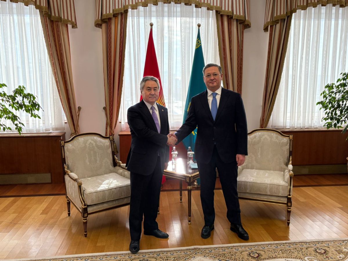 The Foreign Minister of Kyrgyzstan Jeenbek Kulubayev and Deputy Prime Minister and Foreign Minister of Kazakhstan Murat Nurtleu 