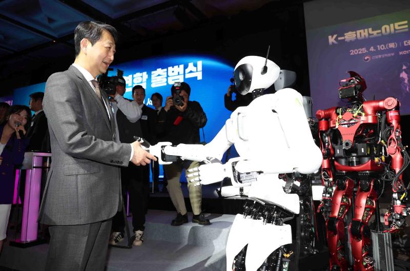 Minister_shakes_hands_with_a_humanoid_robot