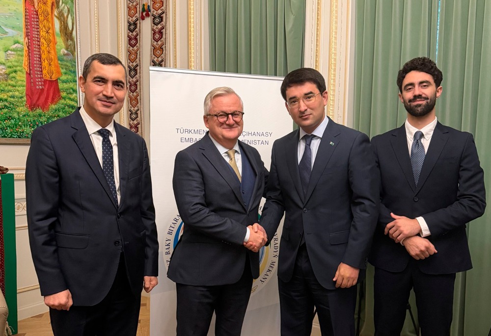 Turkmen Ambassador Sapar Palvanov meets François-Régis Mouton de Lostalot, Managing Director of IOGP Europe, in Brussels