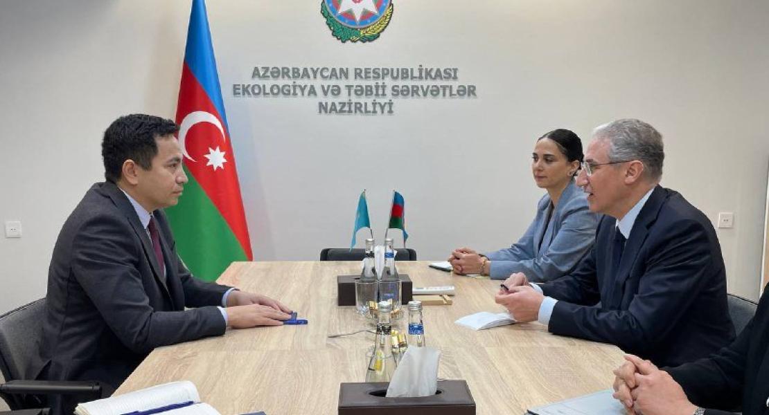 Посланикът на Казахстан в Азербайджан Алим Байел, поздрави министъра на екологията и природните ресурси на Азербайджан Мухтар Бабаев 