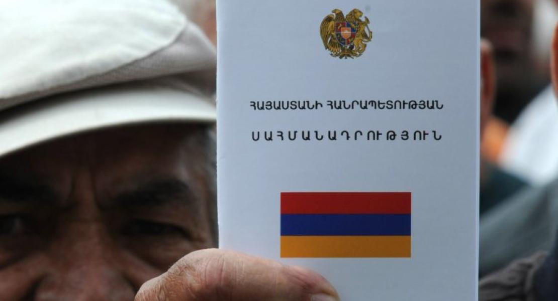 Протестиращ държи в ръка арменската Конституция